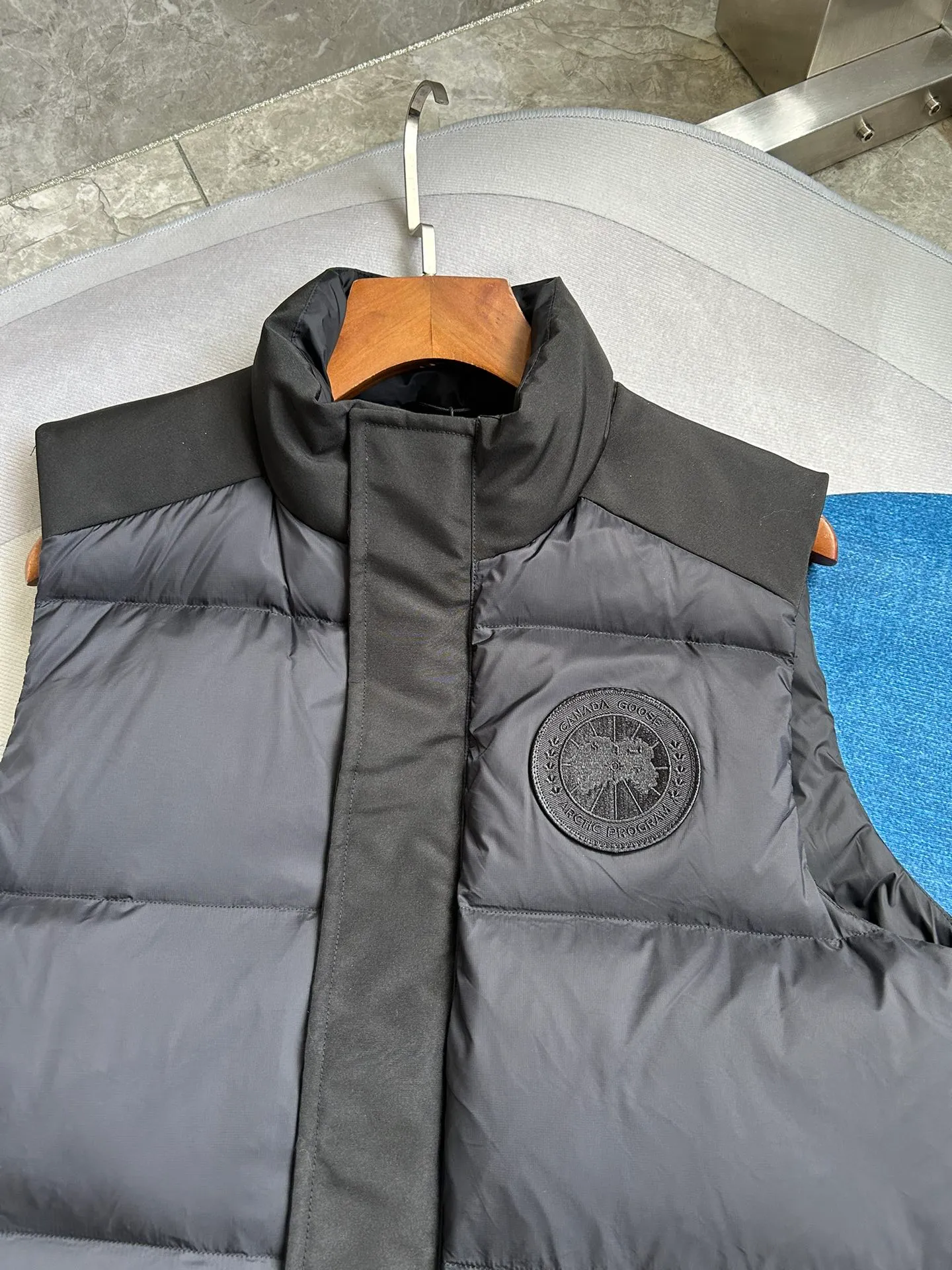P560 Big Goose 2057MW puff down vest [note the version is too large] Canada Goose Canada Goose FW23 Freestyle waterproof solid color stand collar button down vest Paradigm Freestyle Vest-WD Color: Black White Size: XS S M L XL XXL 2057MW Paradigm Freestyle Vest-WD Men's style. Color: black. Sizes: XS S M L XL XXL.